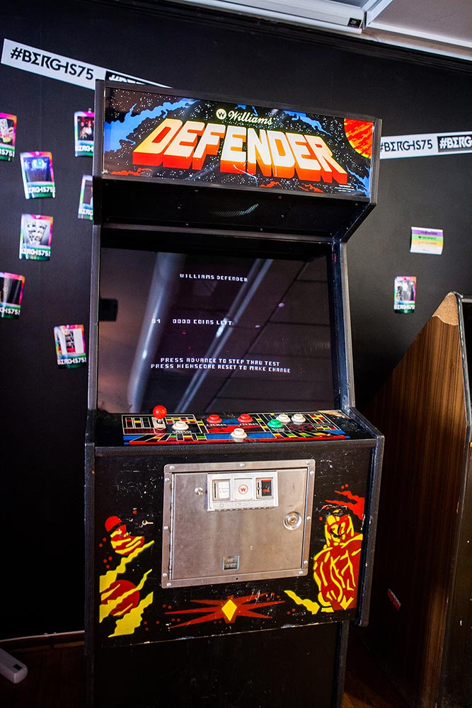 defender-arcade-cabinet.jpg